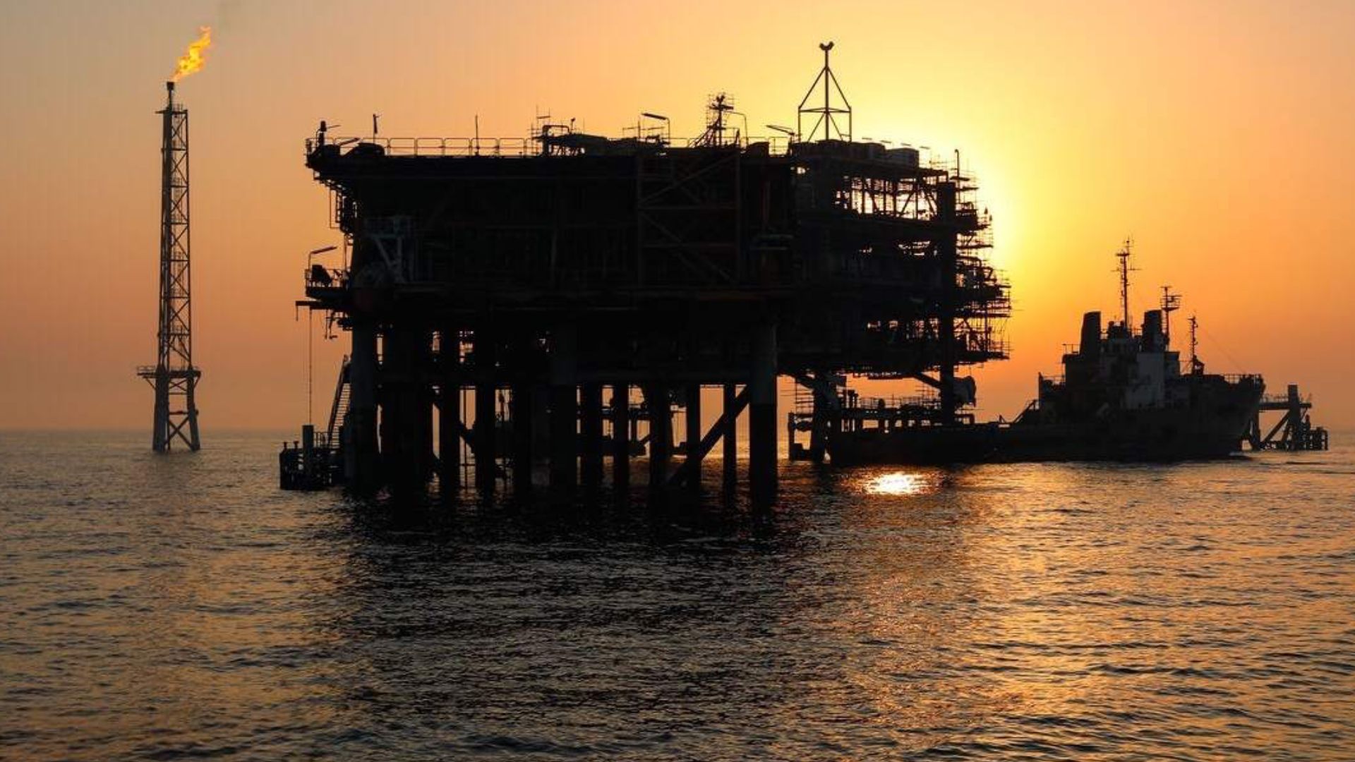 U.S. Blockade Drains Islamic Regime’s Offshore Oil Stockpile, Analysts Say